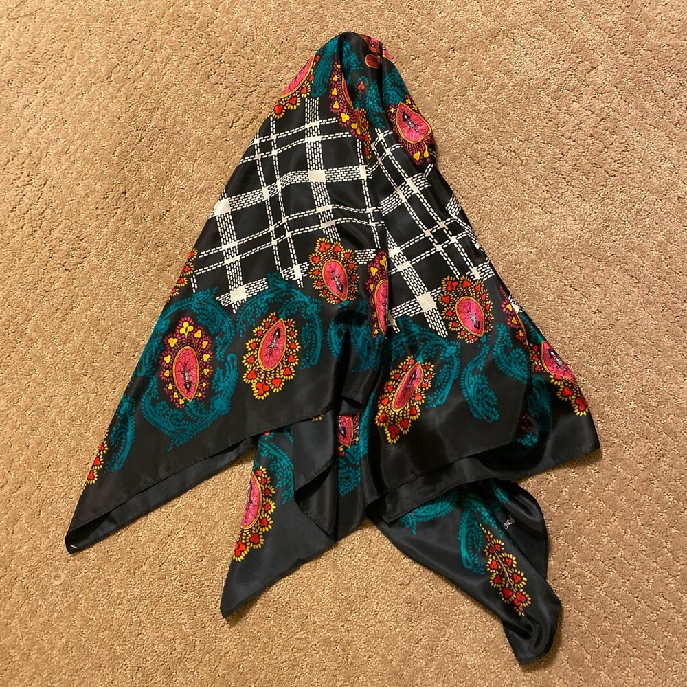 Diane Von Furstenberg - (The Color Authority) lovely silk scarf, Size: 41 x 41
